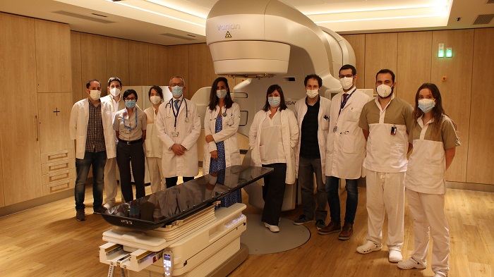 El equipo de Oncología Radioterápica de IMQ Zorrotzaurre, junto al nuevo acelerador lineal